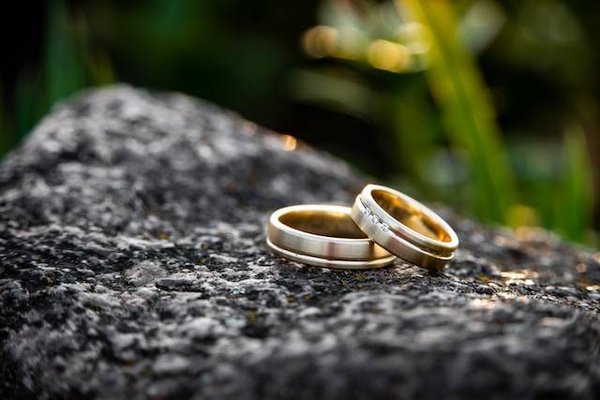 Comment choisir la forme et la matière de ses alliances ?