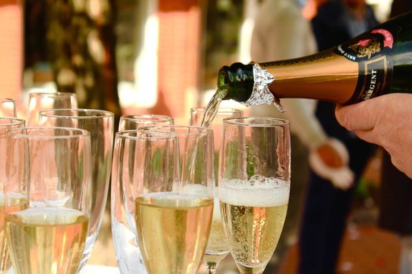 Vin d'honneur ou réception de mariage : qui devez-vous inviter ?